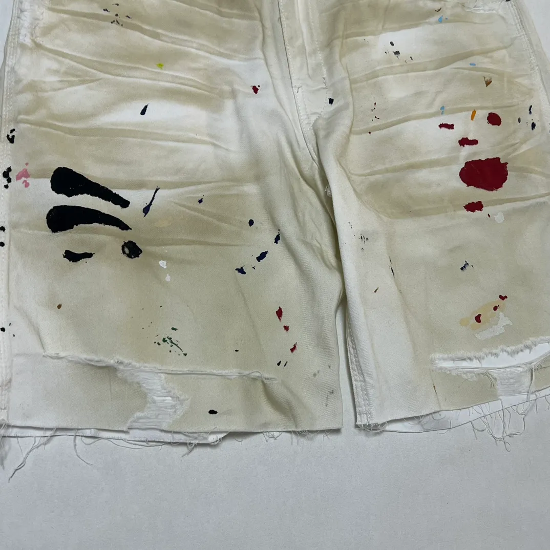 GALLERY DEPT. FLEA CARPENTER SHORTS Ink-cut knife-cut mud-dyed denim shorts. Destroy VINTAGE distressed denim shorts. Distressed white S-XL. Rewashed cement-dyed to make it old. Knife cut holes. Cat whiskers are worn. Customized full set with logo accessories. Purely handmade acrylic splash-ink graffiti.